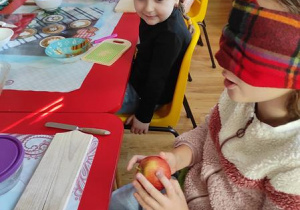 Lena próbuje i rozpoznaje jabłko..
